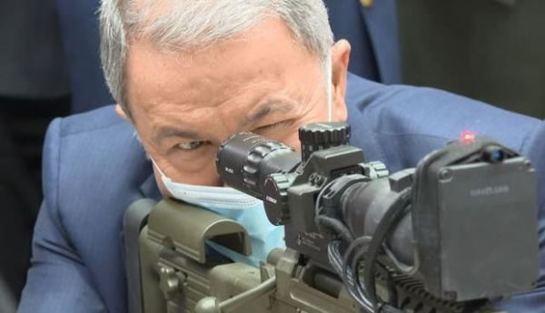 Hulusi Akar 450 metr məsafədəki hədəfi birdəfəyə vurdu 